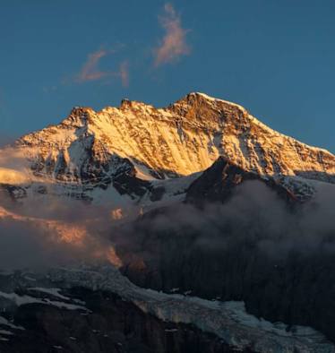 Der Gipfel der Jungfrau (4.158 m) in den Berner Alpen im sanften Morgenlicht 