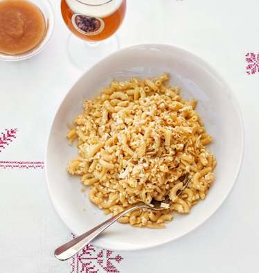 Chäshörnli serviert mit einem Bier.