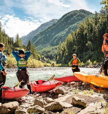 Kajakfahrer am Ufer der Lech