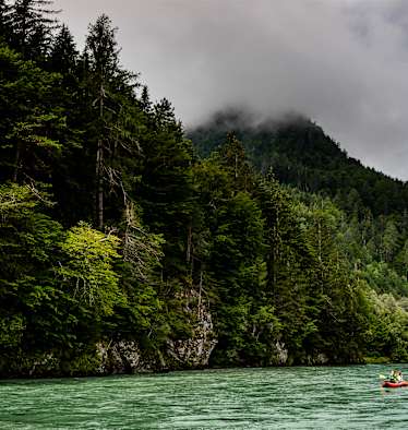 Die Drau, im Hintergrund ein Berg.