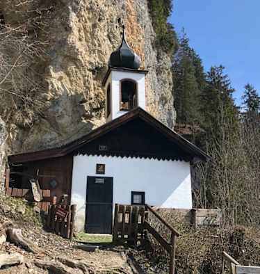 Die Einsiedelei St. Georg klebt am Felsen fest
