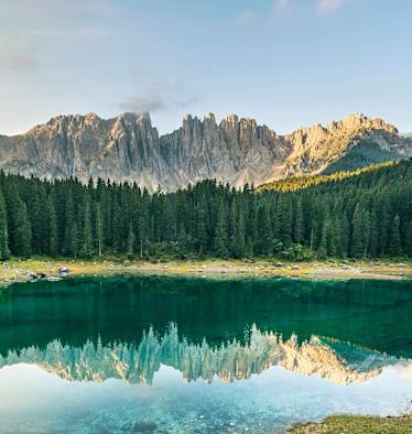Karersee in den Dolomiten in Südtirol