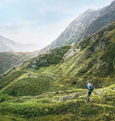 Malerische alpine Landschaften begleiten die Wanderer beim Höhenweg