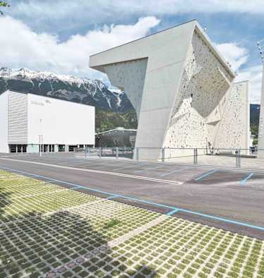 Das Kletterzentrum Innsbruck ist schon von außen riesig.