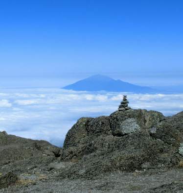 Blick auf den Mount Meru vom oberen Ende der Barranco Wall am Kilimanjaro