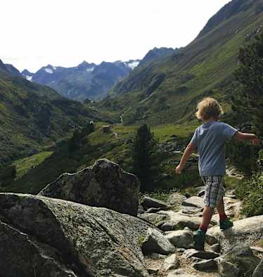 Wandern in Tirol: Kind beim Zustieg zur Franz-Senn-Hütte in Tirol