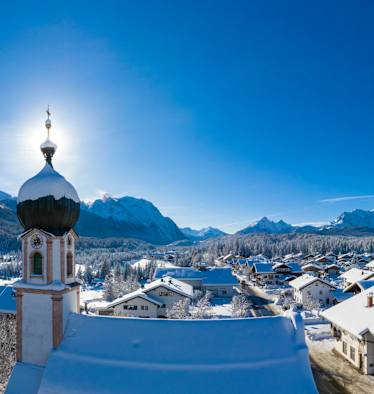 Blick über Krün mit der St. Sebastian-Kirche im Vordergrund