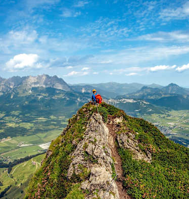 Ein Kletterer genießt den Ausblick vom Kitzbüheler Horn