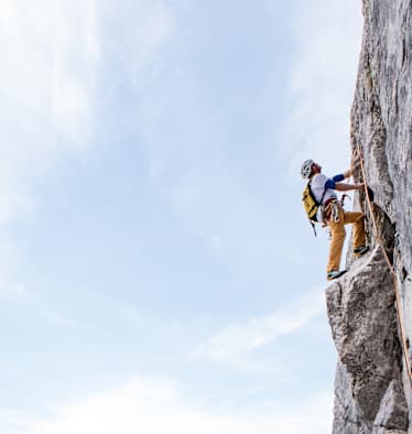 Jürgen Reinmüller hängt hoch oben in der Steilwand.
