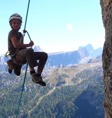 Kind beim Klettern am Fels