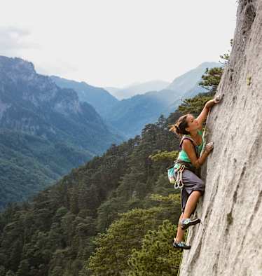 Christine Wu klettert in luftiger Höhe.