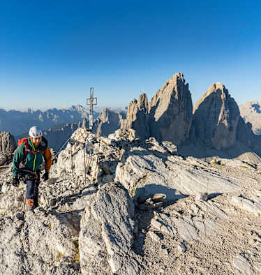 Bergsteiger am Gipfel des Paternkofels