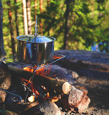 Mit einer richtig ausgestatteten Camping-Küche schmeckt jeder Snack umso besser.