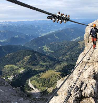 Über die schwebende Seilbrücke hinauf zum Gipfel des Koppenkarstein
