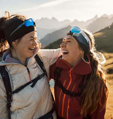 wandern im kleinwalsertal, zwei frauen lachen in den bergen