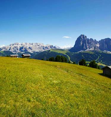 Wandern in Südtirol: Blick auf Lang- und Plattkofel in den Dolomiten