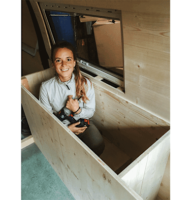 Wie immer gut gelaunt und voller Elan: Laura bei der Arbeit