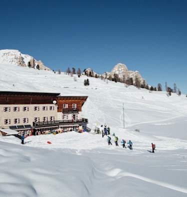 Die Lavarellhütte (2.045 m) inmitten des Naturparks Fanes-Sennes-Prages