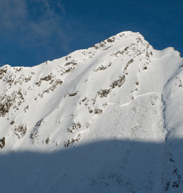 Große Schneebrettlawinen wie hier, am Gamskogel (2.659 m) in den Stubaier Alpen vergangenen Jahres, sind aktuell nicht auszuschließen 