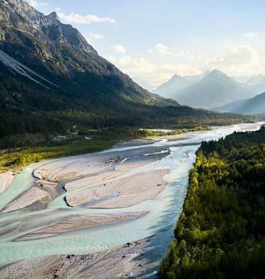 Der Lech mit seinen weiten Schotterbänken