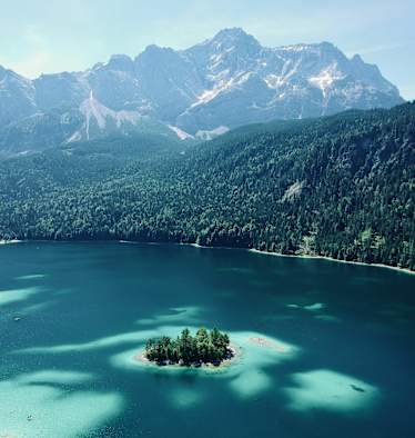 Der unverkennbare Eibsee unterhalb der Zugspitze