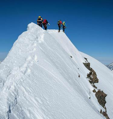 Überschreitung: Bergsteiger am Grat des Liskamms im Walliser Grenzkamm