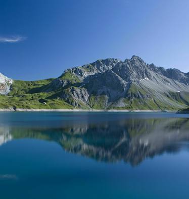 Der Lünersee im Brandnertal lockt mit seinem türkisblauen Wasser und unzähligen Wanderwegen