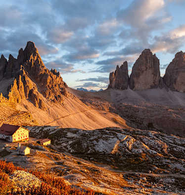Drei Zinnen Hütte (2.405 m) in den Dolomiten