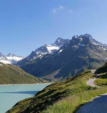 Silvretta-Stausee mit Piz Buin (links) und Schattenspitze