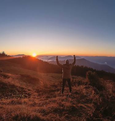 Sonnengruß in den Bergen