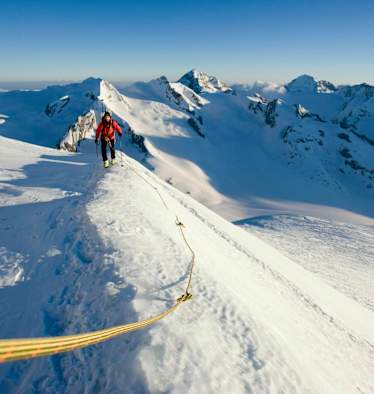 Skihochtour im Aufstieg mit Seil am Aletschgletscher, Wallis, Schweiz