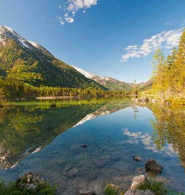 Ausblick auf das Hochkalter-Massiv vom Ufer des Hintersees in Berchtesgaden