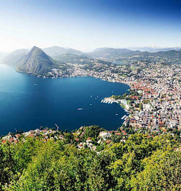 Frühling im Tessin: Blick auf die Bucht von Lugano vom Monte Brè (925 m) aus