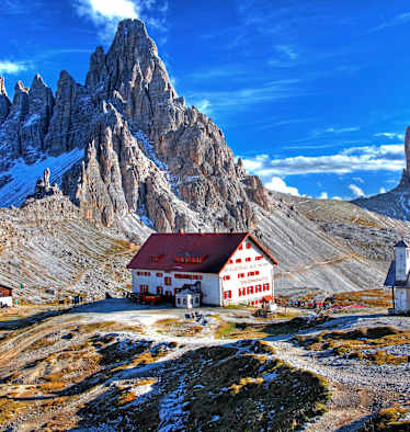 Die Drei Zinnen Hütte auf 2.405 m in den Dolomiten 