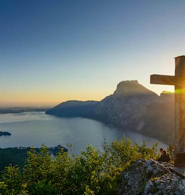 Sonnenuntergang am Gipfel des Kleinen Sonnstein (923 m) oberhalb des Traunsees, Oberösterreich