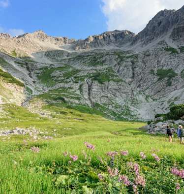 Auf dem Weg zum Gipfel des Hochvogel (2.592 m) nahe dem Prinz-Luitpold-Haus in den Allgäuer Alpen
