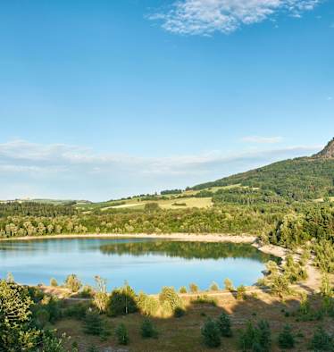 Ausblick auf die Vukanlandschaft des Hegau mit dem Bininnger See