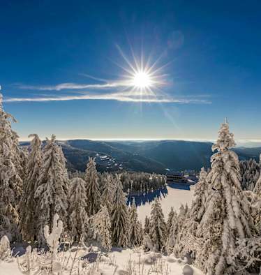 Ohne Sonne wäre eine Skitour zwar nur halb so schön, doch müssen wir uns vor der starken Strahlung auch schützen. Schwarzwald, Deutschland