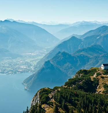 Gleich zweimal finden sich Wanderungen am Oberösterreichischen Traunsee unter den beliebtesten Touren im März auf Bergwelten.com