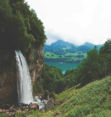 Die Seerenbachfälle, im Hintergrund der Walensee