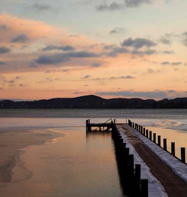 Winterliche Sonnenuntergangsstimmung am Ufer des bayerischen Wörthsees