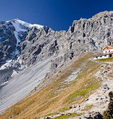 Die Tabarettahütte (2.556 m) in Südtirol