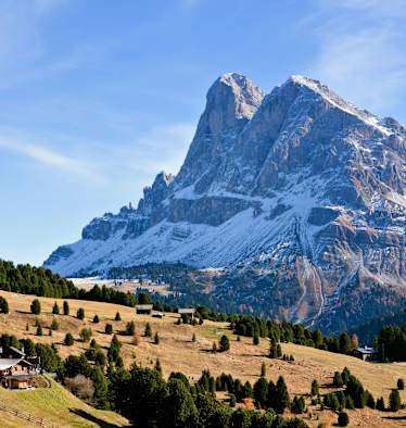 Die Schatzerhütte (2.004 m) in Südtirol mit Ausblick auf den Peitlerkofel 