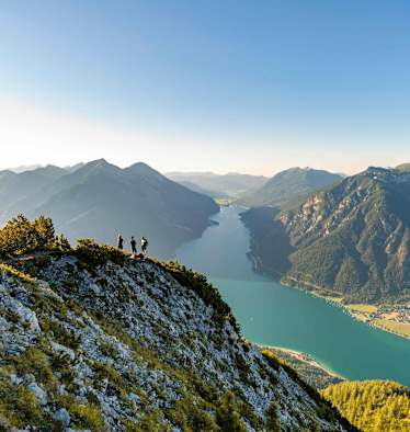 Blick auf den Achensee und die 2.085 m hohe Seebergspitze (links) vom Bärenkopf aus