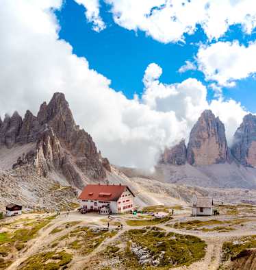 Die Drei-Zinnen-Hütte in den Dolomiten