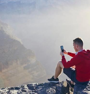 Bergsteiger mit Handy