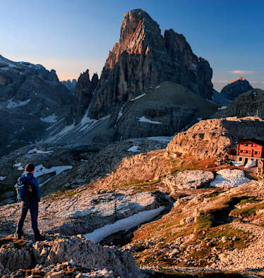 Ausblick auf die Büllelejochhütte (2.528 m) in den Dolomiten
