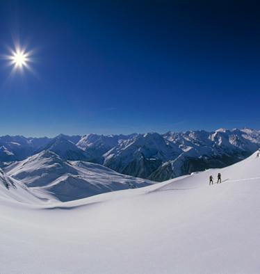 Skitour auf den Rastkogel (2.762 m) inmitten der Bergkulisse der Tuxer Alpen