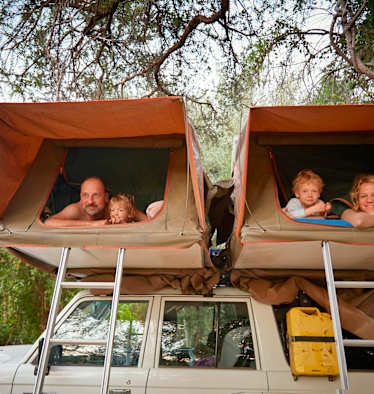 Egal ob mit dem Dachzelt, Campervan oder am Campingplatz: Ein Campingurlaub mit Kindern ist ein unvergessliches Abenteuer