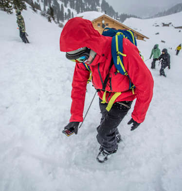 Nur wer mit seiner LVS-Notfallausrüstung wirklich vertraut ist, kann im Notfall auch rasche Hilfe leisten